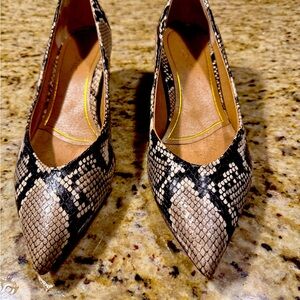 Vionic Snakeskin Patterned Women's Pumps- Like New wore 1 time. Size 9.
